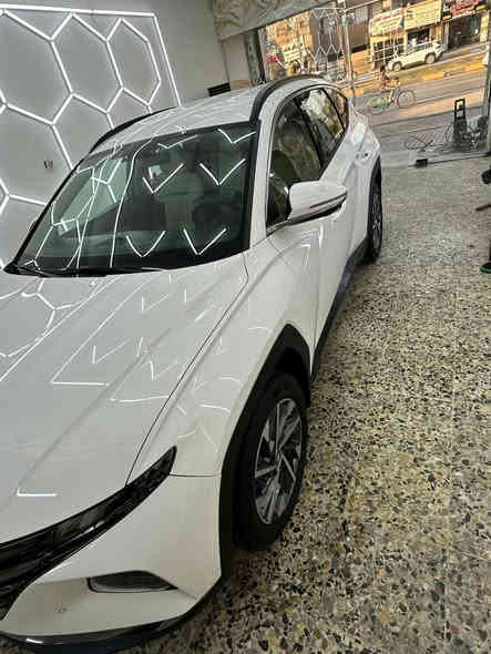 تحيه طيبه السلام عليكم ورحمة
***********
توسان2024 ( خـليـجـي )

ماشية 27 

فول مواصفات قمارة حديد 

•المحرك :  دوش 2000

•دخول ذكي

•تشغيل عن بعد 

•تشغيل بصمة

•لايت دوار معه الاستداره 

•مري شفط 

•كشافات 

•شاشة كبيرة 

•حساسات امامية خلفية

داخل جلد •

•مصابيح امامية زنون مع LED 

•مصابيح خلفية LED

•تتسع المقصورة ل 5 ركاب 

•مقاعد امامية كهرباء عدد2

•مثبت سرعة  control Cruise 

•أوضاع القيادة Drive Mode ايكو_سبورت_نورمال 

•فول تحكم ستيرن

•هاند بريك بصمة

•نظام مانع الانزلاق 

•نظام نزول منحدرات 

•أشاير بالمري 

•اوتو هولد

•شحن وايرليس

. مدخلين  USB 

•ستائر ابواب خلفية

•مري كهرباء

•مود درايف

•تبريد امامي خلفي قطعتين

باقي المواصفات المعروفه 

سنوية جديدة

السعر218
الاستفسار 
***********

ملاحظه بيهه 3 رصعات 

مكان بغداد الغزالية
