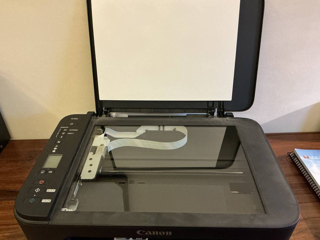 PIXMA TS3100 series.
هاي أهم المواصفات:

🖨️ المواصفات العامة

 • النوع: طابعة متعددة الوظائف (طباعة + نسخ + مسح ضوئي)

 • التقنية: نافثة للحبر (Inkjet)

 • الاستخدام: منزلي / طلابي

📄 الطباعة

 • دقة الطباعة: تصل إلى 4800 × 1200 dpi

 • سرعة الطباعة:

 • أسود: حوالي 7–8 صفحات بالدقيقة

 • ملون: حوالي 4 صفحات بالدقيقة

 • دعم الطباعة بدون حواف: نعم (للصور)

📡 الاتصال

 • Wi-Fi: موجود (تطبع من الموبايل مباشرة)

 • USB: موجود

 • تدعم تطبيقات مثل:

 • Canon PRINT

 • AirPrint (للآيفون)

 • Mopria (للأندرويد)

📱 الطباعة من الموبايل

 • تقدر تطبع مباشرة من:

 • الهاتف

 • التابلت

 • اللابتوب

📑 النسخ (Copy)

 • نسخ مستندات بسهولة بزر واحد

 • يدعم تكبير وتصغير بسيط

📷 المسح الضوئي (Scanner)

 • الدقة: تقريبًا 600 × 1200 dpi

 • مناسب للواجبات والمستندات

🧾 الورق

 • سعة الإدخال: حوالي 60 ورقة

 • يدعم أحجام:

 • A4

 • Letter

 • صور (4x6)

🖤 الحبر

 • يستخدم خراطيش:

 • أسود (Black)

 • ملون (Color)

⸻

👍 مميزاتها

 • تدعم الطباعة من الموبايل

 • مناسبة للطلاب

السعر 125 وبيه مجال وتدللون (استخدام بيت )


**إذا كنت صاحب هذا الإعلان وتريد حذفه لأي سبب، رجاءا أرسل رسالة إلى الدعم الفني**