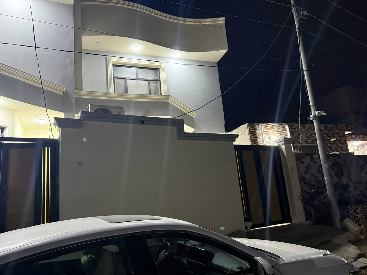 السلام عليكم بيتين للبيع حي الزهراء خلف مظيف الراجحي الاول 100 م والثاني 120 م طابقين بناء جديد     كل بيت يتكون الطابق الارضي من غرفه وصاله ومطبخ وحمامات داخليه وخارجيه واستقبال والطابق الثاني غرفه وصاله للأستفسار ***********
