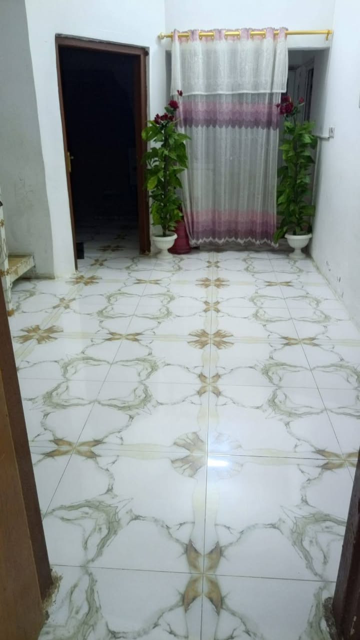 عاجل بيع مستعجل تم تخفيض السعر اقرأ التفاصيل واتصل 
السلام عليكم 
دار للبيع  مساحة 200متر
الموقع حي المعلمين خلف الجامع  فرع حمدي حسون 
 طابو زراعي سند 25 يعني اسمك بالسند موجود💯
يتكون من طابقين 
الطابق الاول  يتكون من 
استقبال +هول+مطبخ حار وبارد+ صالة +غرفة نوم+مجمع صحيات داخلي+منور +صحيات خارجية +كراج سياره +حديقة 
الطابق الثاني يتكون من 
ثلاث غرف نوم كبيرة +مجمع صحيات +صاله 
السطوح  شتايكر 
البيت مرتب ومتعوب عليه للأمانة 💯💯

السعر والتفاصيل الاتصال ***********
