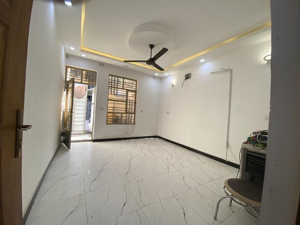 السلام عليكم بيت 70 متر  طابقين
هول

مطبخ 

حمام 

غرفه في الطابق الارضي 

غرفتين وحمام في الطابق الثاني 

زراعي سند ٢٥  

البيت زيرو وغير مسكون 

العنوان / الشعب  بعد محطه سما بغداد مباشرة 

الاستفسار *********** متوفر واتساب
