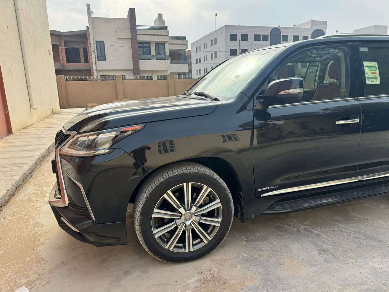 السلام عليكم ورحمة الله للبيع لكزز 2016 مكفوله عدا شبر صبغ بالدعاميه الخلفيه فقط تخم تاير دلوب ماشيه 127 الف اعلا مواصفات بالكزز كل السياره على وضع الشركه رقم بغداد وسعرها مناسب للشراي والجناي 
565 وبيها مجال 
مكان السيارة بالرمادي 
الشراي يتصل 
***********
