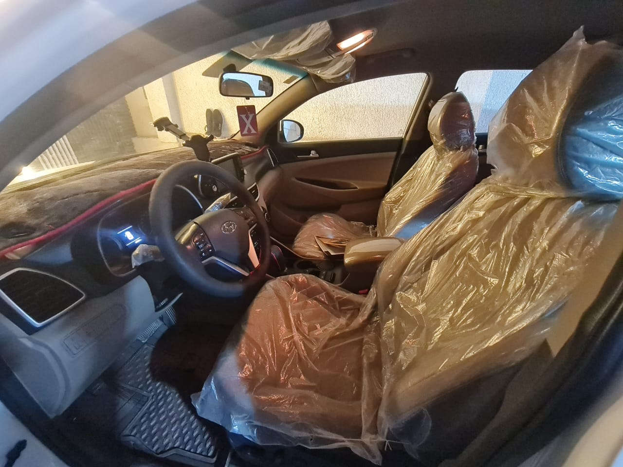 سلام عليكم
توسان للبيع 2019  خليجي كاصد فول مواصفات 1/1عده البنوراما

```مواصفات:```
حساسات
لايت 5عدسات
لد امامي 
لد نهاري
اشاير بل مري 
مري شفط 
اشاير ترحيب 
تغيير انظمه السياره 
حساسات الابواب عند الفتح  بصمه تشغيل + بصمه ابواب
شاشه 
كشن السايق كهربائي
تبريد قطعتين+ ثلاجه
الارضيه مغلفه جلد
كامره خلفيه
تحكم ستيرن
اريل مثلث نبكيشن 
ماشيه ٦٨ الف
رقم بغداد بسمي
سعر 210
عنوان بغداد ابو غريب

***********
