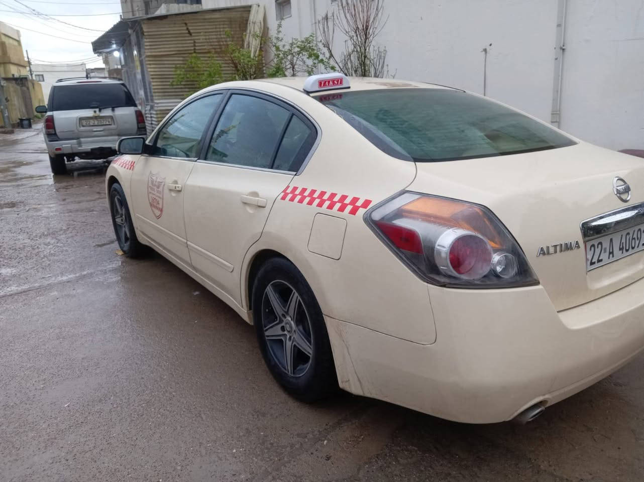 بەناوی خوایی گەورە میهرەبان 
ئالتیما تەکسی مۆدیل ٢٠١٢ گیر عادی دوو جیگایی سبوغە،پێش و پشتی کەپسە  گیرو مەکینەو تەقەو رەقەو دارو بەردی بەشەرتە سەیارەکە ماشاللەی دەویت لە جوانی یەک دەست بووە سەنەویی تا ٢٠٢٧ تازەیە سەیارە بیانوو برە نرخیشی داوایی ٩٨ گەلا و  محامەلەیی لئ دەکەین بۆ زانیاری زیاتر ئەوە رەقەمی ساحیبیتی :*********** أربيل, العراق
