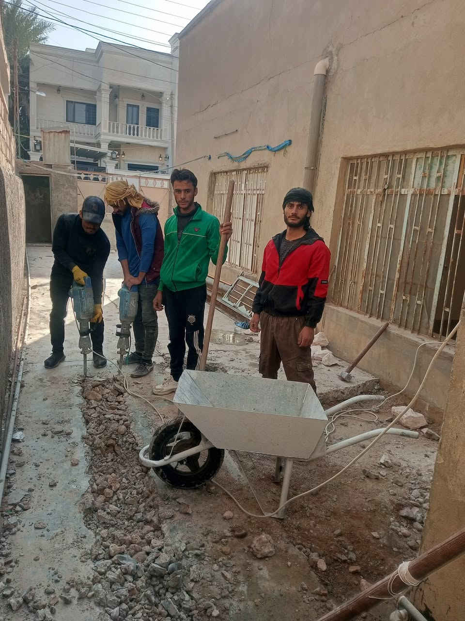 سلام عليكم  / يوجد كادر عمل جاهز/ تصعيد مواد/ تنضيف بيوت/ تفليش/ تكشيط/ تنضيف حدائق/ دفن نهري  / شقلنه ليل ونهار   /ومعداتنه جاهز/ ماعليك بس تصال على رقم  /***********
