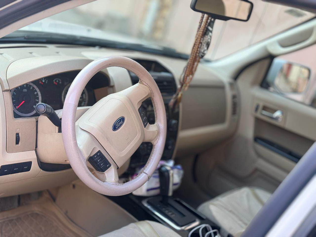 فۆرت ئیسکەیپ مۆدیلی 2011 لیمیتد فول فول مواسفات  چواربستۆنی تاک اکسل سە نە وی و ژینگە و ڕێگاوبانی تازە لیدی حە وت ڕە نگ و حاسە و ناوزە رد و کوشن جلد و یە دە نیکڵ و کوشن هیتە رو تولی سە ر سەقف و کۆدی دەرگا دوگمەی هەوراز بە ناوی خۆمە وە یە و چەند ساڵە لای خۆمە تەنها نیو پارچە ی بۆیاخە 
بەس  پە مپە ، گێڕ و مە کینە ی بە شە رت یە ک دینار مە سرەفی تێدانیە
داوای 153 گەڵای لێ ئەکەم و مەجالی برایانە
گەر مشتەریت تەلەفۆن بکە بۆ ئەم ژمارەیە هی من نیە
‎0751 895 9614                      ڤایبەر و وەتسئاپی لەسەرە السليمانية, العراق
