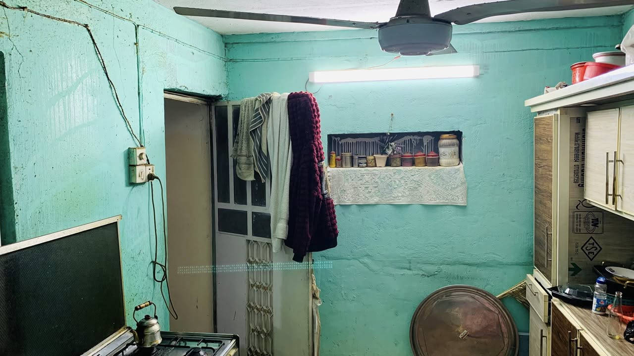 السلام عليكم ورحمة الله وبركاته
دار في الاسكان القديم قرب جامع الحسن مقابيل بانزين خانه الإسكان 
٣ غرف وصاله واستقبال غرفتين جوه وغرفه فوك ممسكونه والبيت كله ترميم جديد والمنطقه شبه كامله من الجهد الخدمي
الفرع عرضه ٥ امتار واجهيه الدار 8
نزال 17  والفرع كامل مقرنص 

السعر ١٠٠ وبيه مجال  
متواجد عالنت 

***********

***********
