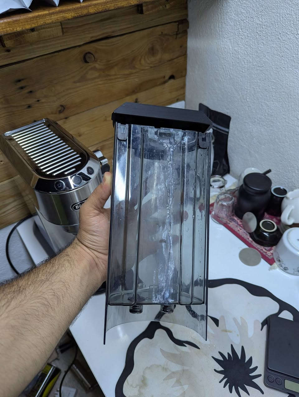 للبيع ماكينة قهوة De'Longhi Dedica ec685 بحالة ممتازة وشغالة تمام.
​المواصفات والملحقات:
​البورتافلتر الأصلي: موجود مع الماكينة.
​بورتافلتر مكشوف (Bottomless): مرفق إضافي لاستخلاص احترافي وشكل كريمي أفضل.
​الحالة: الماكينة نظيفة جداً، خزان المياه كان فيه كسر وتم إصلاحه بالكامل (شغال 100% بدون أي تسريب).
​السعر: مناسب جداً وقابل للتفاوض.
للتواصل والاستفسار: خاص


**إذا كنت صاحب هذا الإعلان وتريد حذفه لأي سبب، رجاءا أرسل رسالة إلى الدعم الفني**