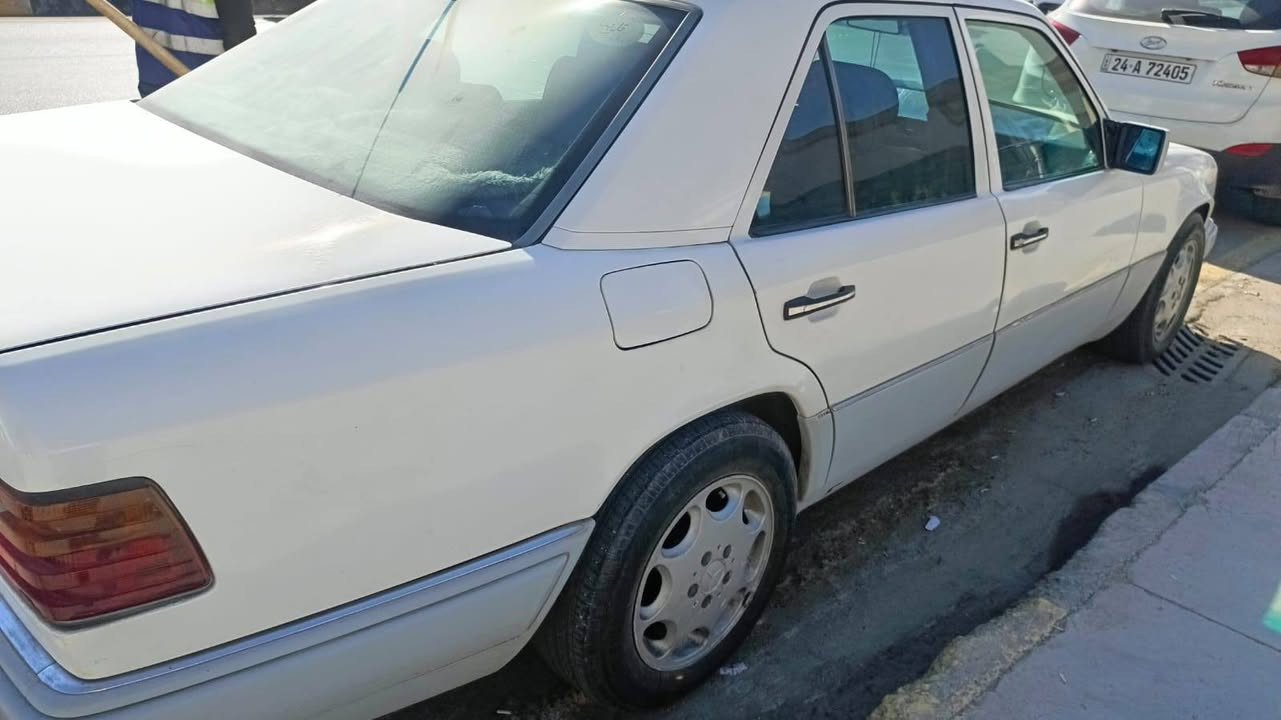 مارسدس للبيع موديل 1995 رقم نينوى الماني شرط التحويل  كابون بنزين محرك اربعه سلندر سي كير توماتيك تبريد ثلج 🥶🥶 داخل صاج غرفتها جديده السياره وضع شركه  صبغ ملاحظات قليله السعر 75$ وبيهااا مجال ***********♕♕♕***********
