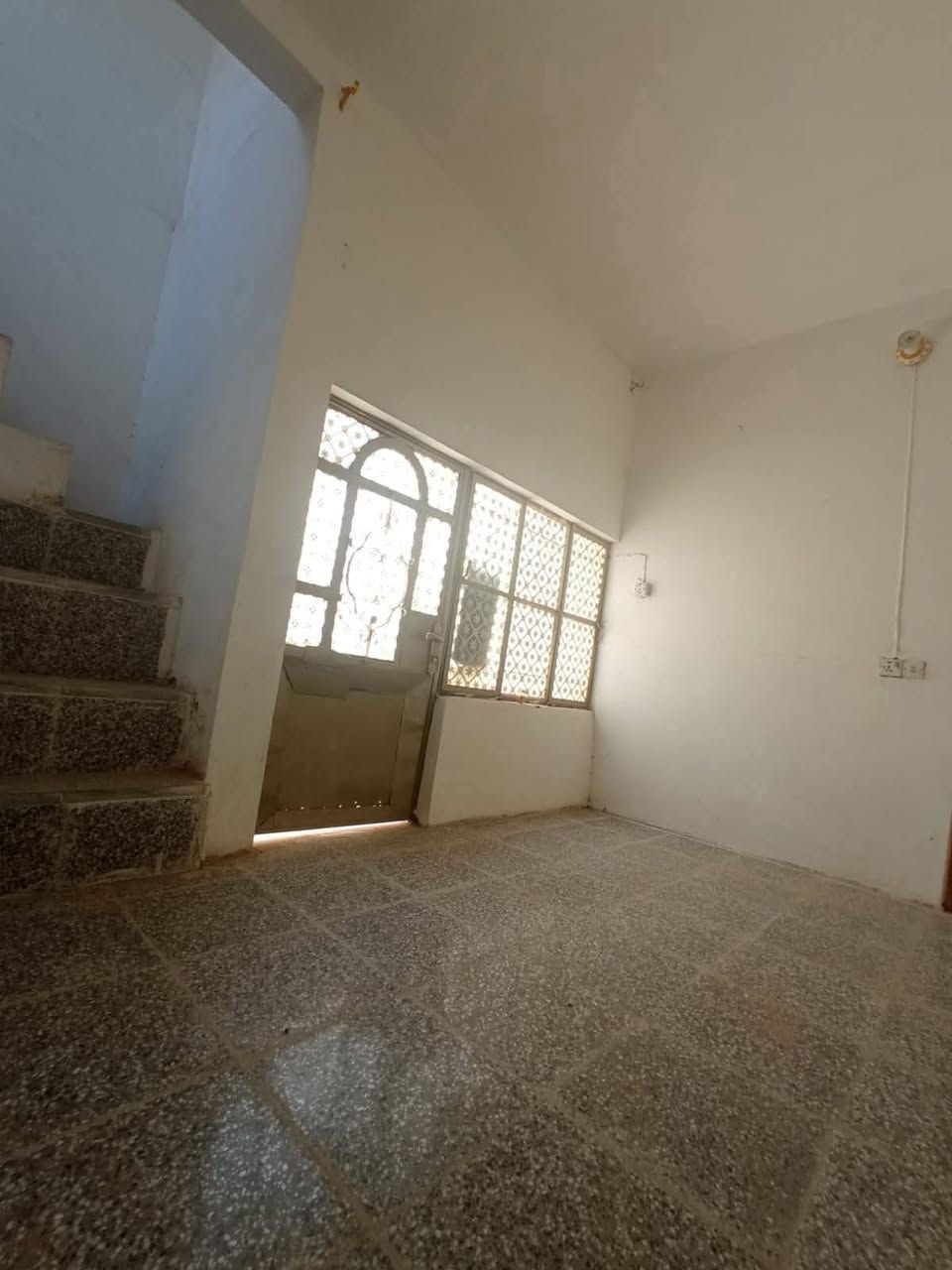 بيت للبيع قطاع ٨٤
مساحه ١٠٠ متر طابق واحد 

بناء شيلمان نظيف جداً 

موقع مميز مجاور شارع ٦٠

وقرب شارع ١٠٠

غرفه وصاله ومطبخ وستقبال 

وصحيات داخليه وخارجيه ومكشوفات 

السعر ١٠٠ مليون مع مجال 

ملاحظه البيت حاليا فارغ 

للاستفسار مكتب الخالدي للعقار

موقع المكتب حي ميسان شارع كيات قبل تقاطع شارع بوريات 

او الاتصال على الرقم التالي

***********

***********

***********
