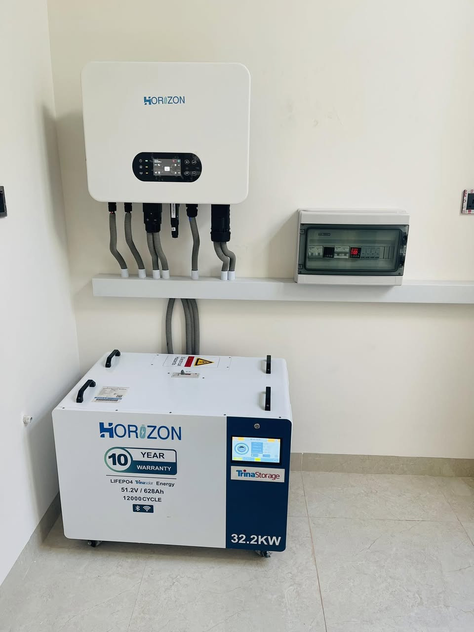 🔋⚡ منظومة طاقة شمسية عملاقة للأحمال الكبيرة ⚡🔋

هل تبحث عن تشغيل قوي ومستقر على مدار الساعة؟

نقدم لكم منظومة متكاملة قادرة على توفير 30 أمبير ليلاً وأكثر من 40 أمبير نهاراً حسب ظروف التشغيل والأحمال، لتمنحكم استقلالية وأداءً استثنائياً.

✅ 18 لوح جينكو بقدرة 650 واط للوح الواحد
✅ بطارية هورايزن العملاقة بسعة 32 كيلوواط ساعة
✅ انفيرتر هورايزن 12 كيلوواط عالي الكفاءة
✅ جميع المكونات بضمان يصل إلى 10 سنوات

منظومة مصممة وفق أعلى المعايير العالمية لتلبية احتياجات المنازل والمشاريع والأحمال الكبيرة، مع تنصيب احترافي وخدمة ما بعد البيع.

📞 للاستفسار والحجز:
***********

📍 ديالى – بعقوبة – شارع الفلاحة
مقابل معرض خريسان للسيارات
بالقرب من مرطبات الأمير

🏢 شركة أبراج المهندسين
ثقة، جودة، وضمان حقيقي لما بعد البيع
