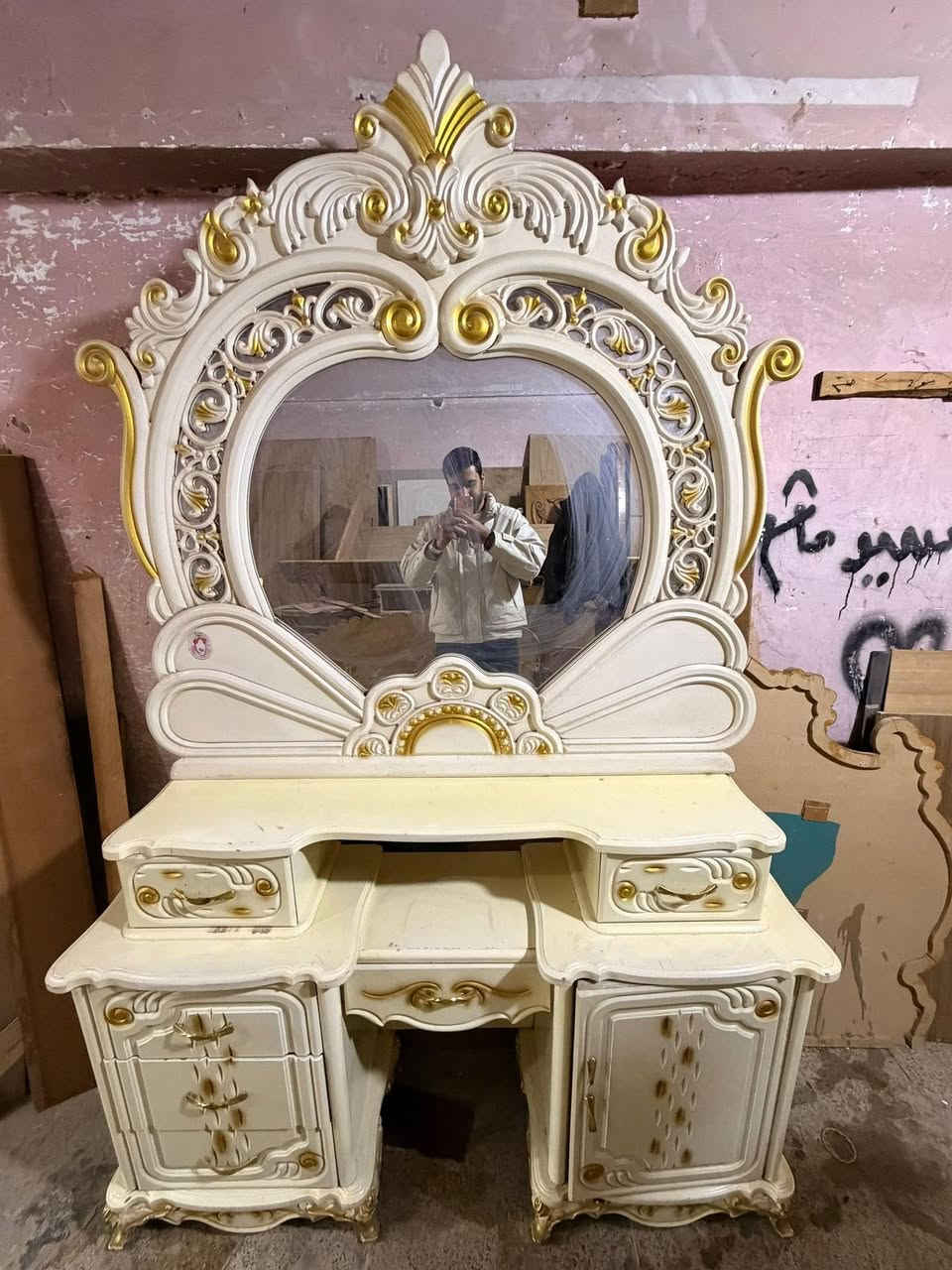 غرفة عراقية نظيفة زاوية كنتورية صاج كما موضحة لكم في الصور متوفرة في معرض العراق 90% نظيفة  السعر خاص او الاتصال على الرقم *********** موجود واتساب
