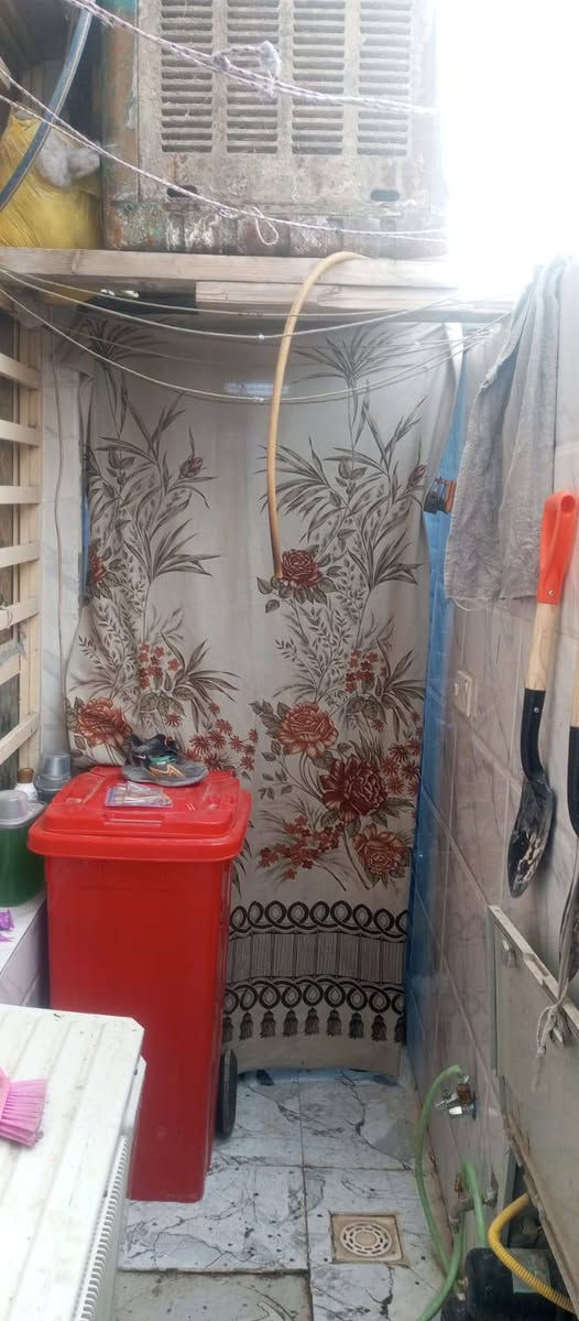 بيت للبيع العنون الشعله الدوانم شارع الخباطه قرب مدرسه المشكور البيت مساحته 50م الواجهه 5ونزال 10 خدمات متوفره ماء كهرباء وتبليط البيت جاهز  للستفسار اتصال على الرقم ***********
