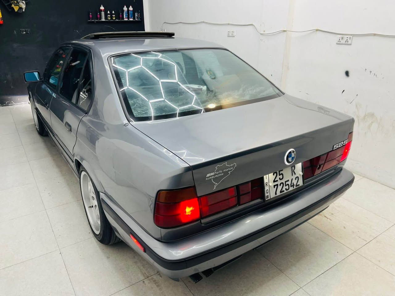 السلام عليكم 
BMW
موديل 1992 
محرك 525 
گير اوتو 
سلايت 
كشن جلد 
كشن كهربائي 
سنويه جديد لحد 2029 
رقم جديد 
تبريد ثلج شرط 
بدون ضرر 
كلشي شغال بي 
فول مواصفات 
مكان كركوك 
*********** كركوك, العراق
