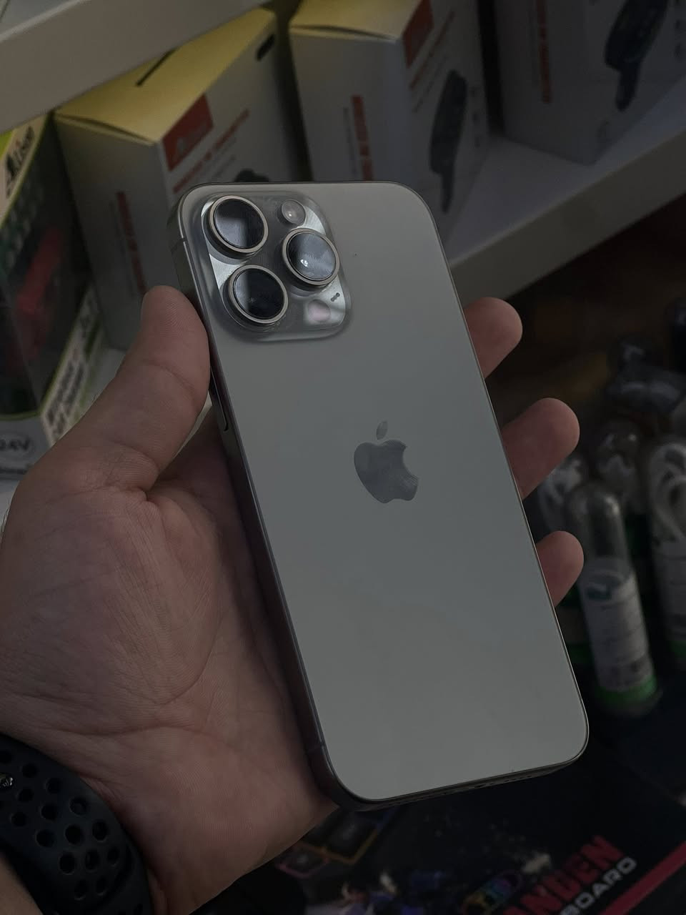 15 pro max
مبدل شاشة OLED
ذاكرة 256
بطارية 87
شرق اوسط كارتونه ويا ايميات مطابق 
الجهاز نظافه 95‎%‎
سعر الجهاز 900 قفل قفل قفل 
رقم الهاتف:***********
