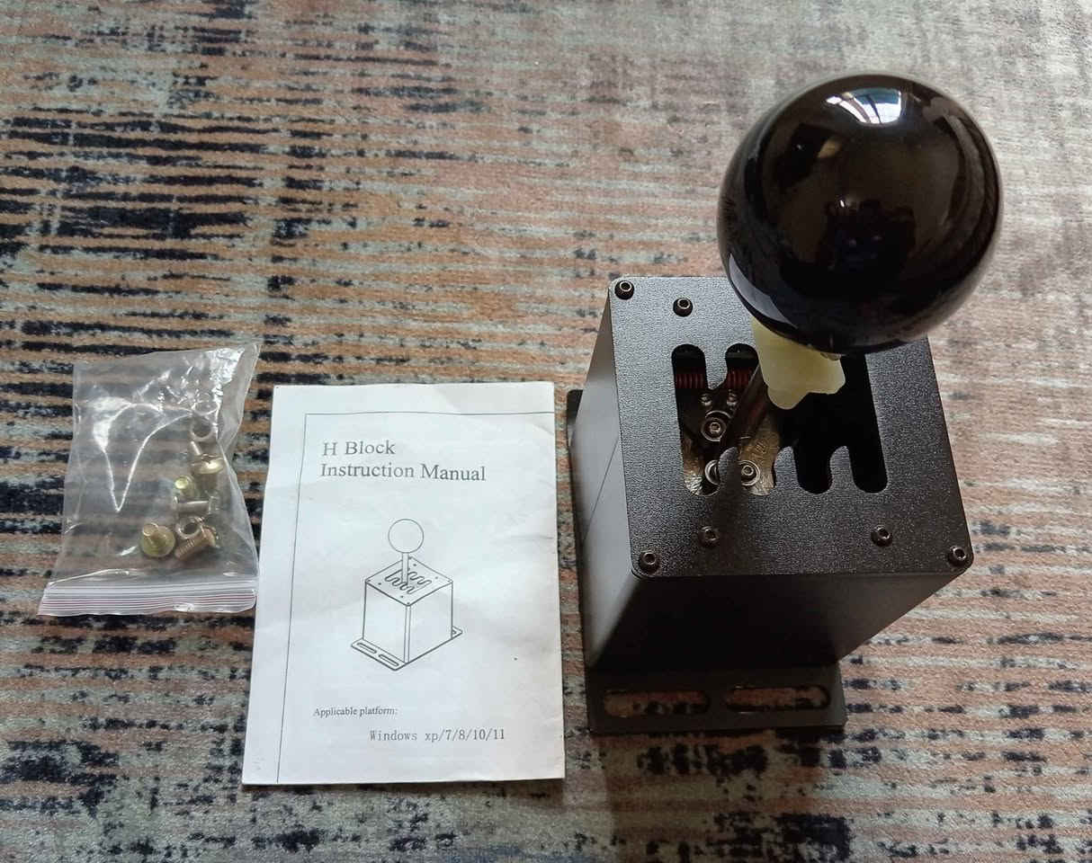 ناقل الحركة المحاكي Eynda 7+R H Gear Shifterهذا المنتج عبارة عن ناقل حركة يدوي (Shifter) مخصص لألعاب محاكاة قيادة السيارات على الكومبيوتر (Sim Racing).🛠️ المواصفات والميزات الرئيسيةالنمط والعمارة: يعمل بنظام H-Pattern ويحتوي على 7 سرعات أمامية بالإضافة إلى الغيار العكسي (R).التوافق: مصمم ليعمل بشكل أساسي على أجهزة الكمبيوتر (PC) عبر منفذ USB مستقل (Plug and Play).التوافق مع المقاود: يمكن استخدامه كمقود مستقل بجانب أشهر عجلات القيادة مثل:Logitech (G29, G27, G920, G923)Thrustmaster (T300, T500) أربيل, العراق


**إذا كنت صاحب هذا الإعلان وتريد حذفه لأي سبب، رجاءا أرسل رسالة إلى الدعم الفني**