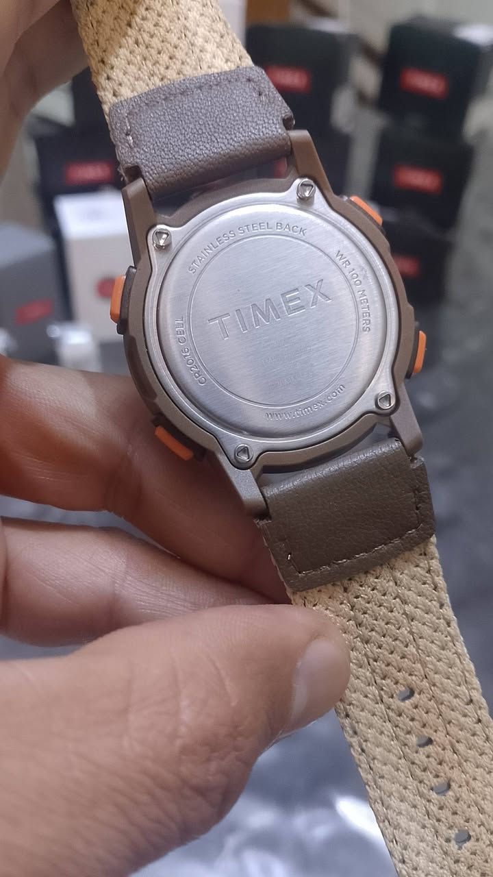 Timex Expedition CAT5  
 مواصفات ومميزات الساعة 
مقاومة الماء: مقاومة للماء حتى عمق 100 متر (330 قدم)، مما يجعلها مناسبة للسباحة والغطس السطحي. 
الإضاءة الليلية (INDIGLO): تتميز بتقنية الإضاءة الليلية Indiglo التي تضيء المينا بالكامل لرؤية واضحة في الظلام. 
المؤقتات:
كرونوغراف (ساعة إيقاف) بسعة 100 ساعة مع أوقات اللفة والانقسام. 
مؤقت للعد التنازلي لمدة 24 ساعة. 
المنبه: تحتوي على 3 منبهات يومية أو في أيام الأسبوع أو عطلة نهاية الأسبوع مع خاصية الغفوة لمدة 5 دقائق. 
العرض:
شاشة رقمية بلون أخضر فاتح مع عدسة من الأكريليك. 
عرض الشهر واليوم والتاريخ. 
وضع عرض الوقت بنظام 24 ساعة (التوقيت العسكري) ومنطقتين زمنيتين. 
التصميم والمواد:
هيكل من الراتنج (البلاستيك) بقطر 41 ملم. 
سوار من القماش والجلد


**إذا كنت صاحب هذا الإعلان وتريد حذفه لأي سبب، رجاءا أرسل رسالة إلى الدعم الفني**