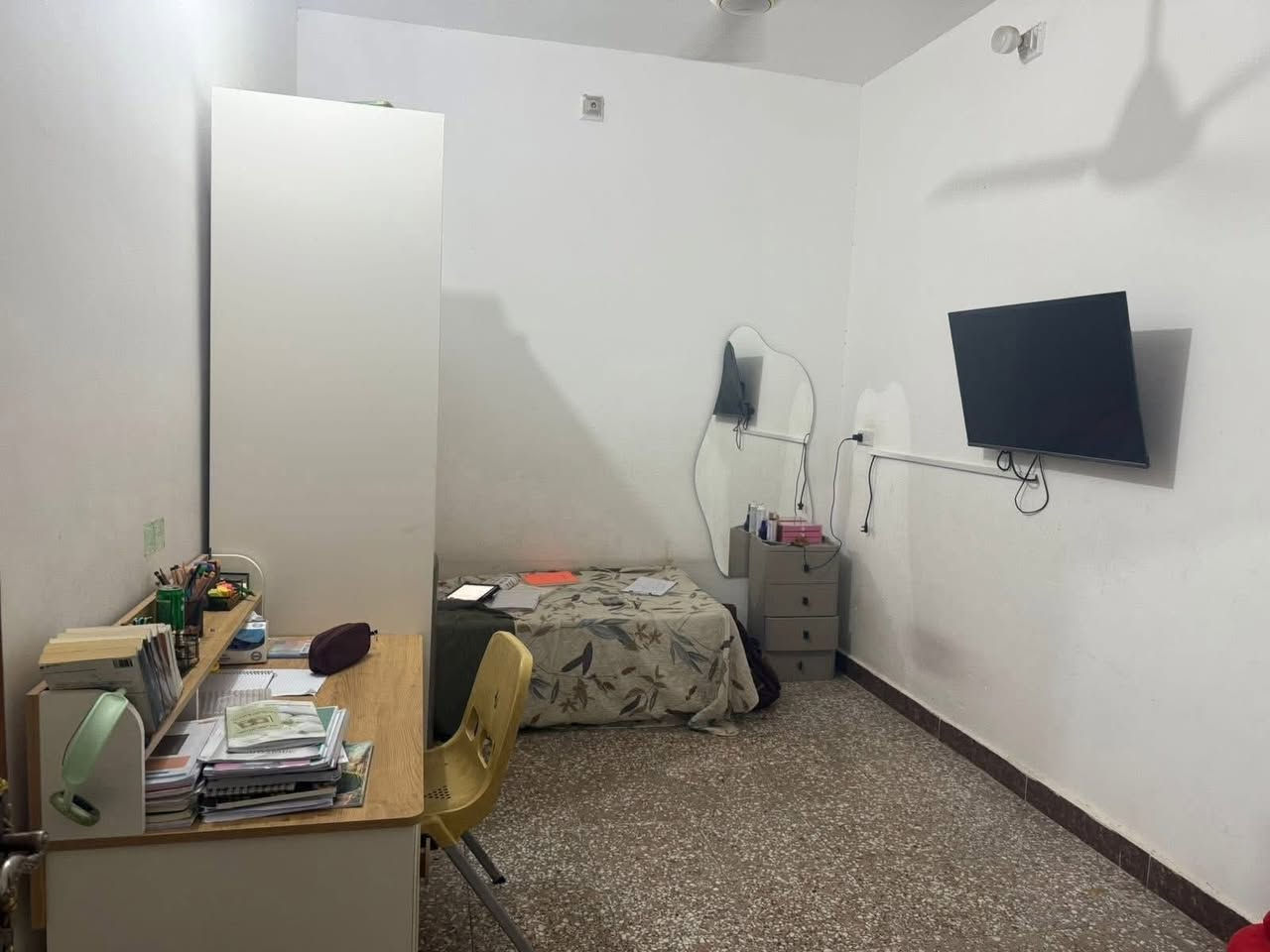 بيت للبيع 240/م حي المعلمين خلف الخدمي مباشر موقع مميز
طابقين 

الطابق الاول

  استقبال 

وصاله

وغرفتين نوم 

ومطبخ

وصحيات خارجيه وداخليه

وكراج 

الطابق الثانيه

غرفتين وصحيات

الاستفسار ستفسار ***********
***********
 او مراجعة مكتب بركات الزهراء للعقار والمقاولات العامه حي الزهراء قرب مصتوصف اذ ردت بيع عقار او بناء أو ترميم ما عليك فقط مراسلتنا 
مكتب بركات الزهراء
