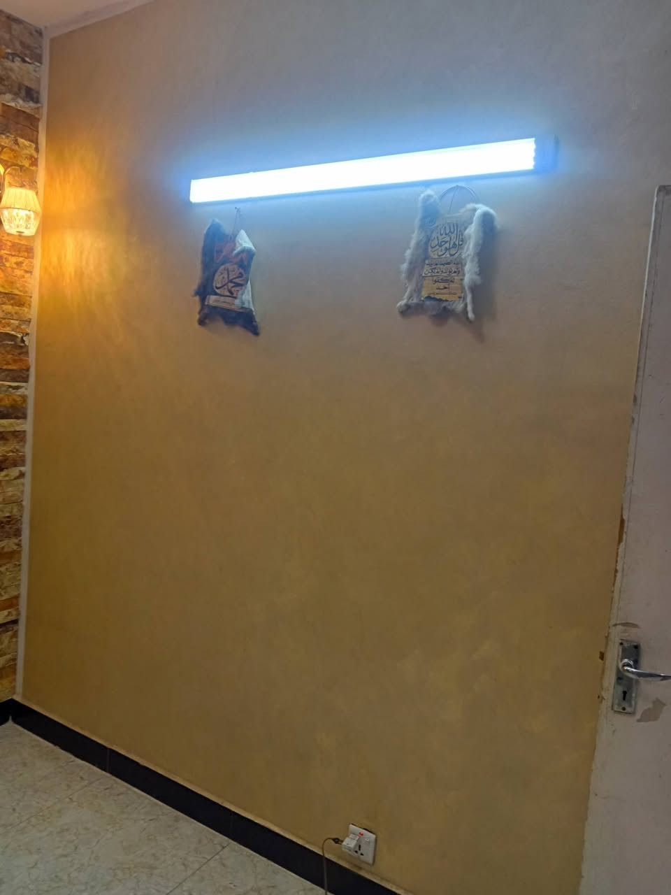 السلام عليكم عندي شقة ارضية نظيفة جدا بيه بعض التحضيرات بسمي ملك صرف السعر ١٠٥ مليون وهذا رقمي ***********
