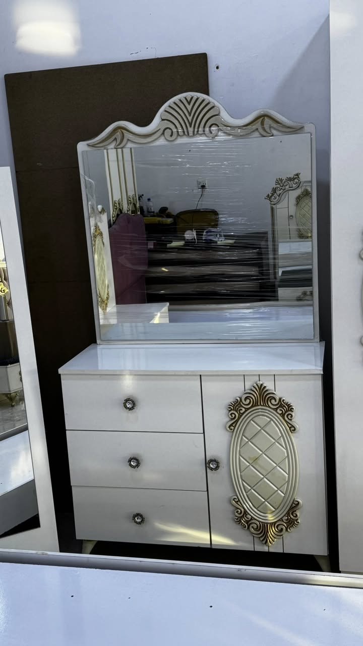 غرفه نوم شبابي بناتي 6قطع نضافه اخو الجديد السعر مع الشد والنقل 575 الف  قفل
***********. / ***********
