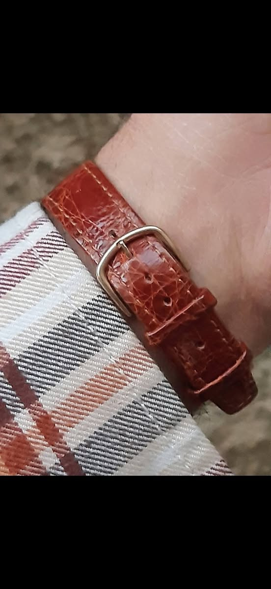 تحية طيبة
#Gigandet_moon_Phase_Vintage_1990 . 
إنتاج سويسري قديم فنتج كوارتز . تتميز بتعقيد  اطوار ومراحل القمر مون فيس أرقام روماني قطر 34mm ملم بدون الزمبلك .
النظافة تامة .
شحن وتوصيل لكافة المحافظات .


**إذا كنت صاحب هذا الإعلان وتريد حذفه لأي سبب، رجاءا أرسل رسالة إلى الدعم الفني**