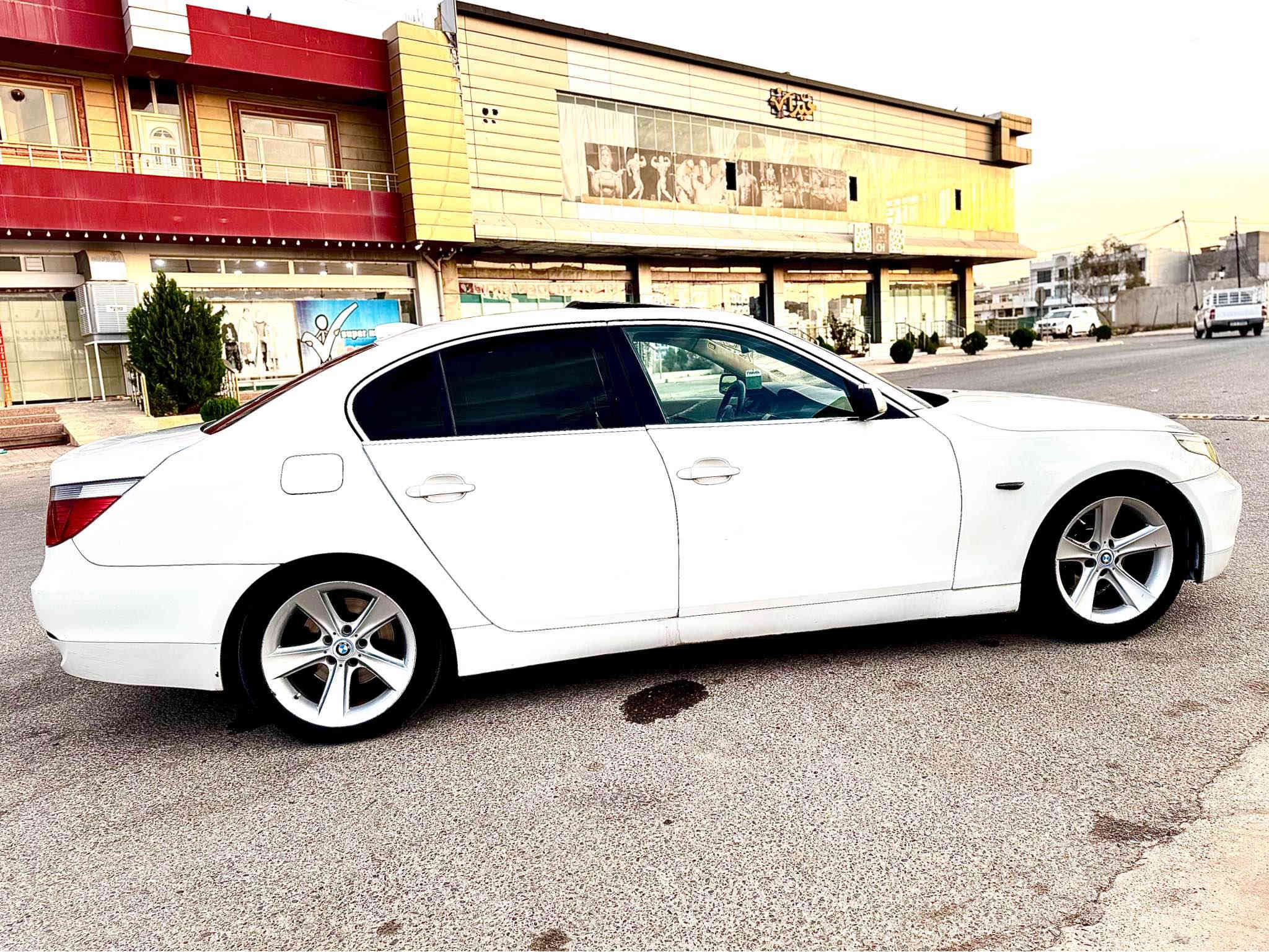 Bmw E60
موديل 2006
530i 

فوول فوول مواصفات 

مه كينه 530ي نؤزل كورت مه رغوب 

به سمه و سلايت گير تؤماتيك و سپؤرت وعادي 

كوشن كاره بايي و كوشن خه زنه 

بيلاد 5 په رده يه پيش و دواي حاسه يه 

ته بريد ساردوو گه رمي و هه موو گياني به شه رت 

سوکان کارەبایی و تحدید سورعە

بێ لێدران هەیکەلی زۆر زۆر ڕێکە

ناو زەرد و کوشن جلد
 
سه ياره كه براوه ي دووبه يه

سعری ٥٤ گەڵا و مەجال

موشتەری نیت سەری خۆت و منیش مەیەشێنە

ژمارە تلفۆن 
***********
شوێن چەمچەماڵ 
ئەدمین گیان 💐💐 السليمانية
