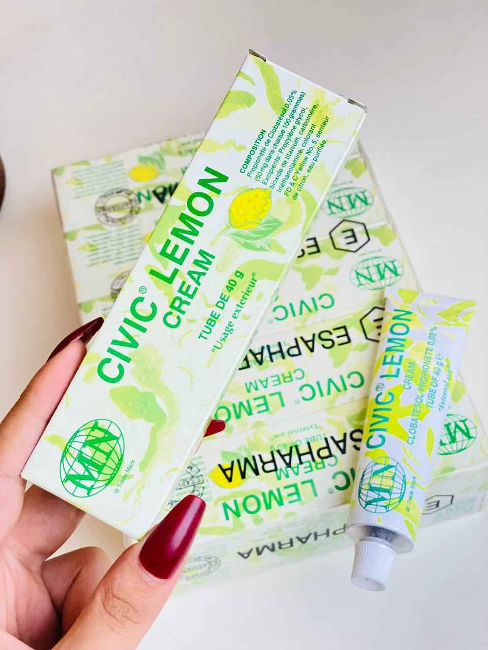 كريم سيفيك ليمون (Civic Lemon Cream)، وهو كريم لتفتيح البشرة ومعالجة بعض مشاكل الجلد. الإيطالية🇮🇹 

✅يحتوي على مستخلص الليمون الغني بفيتامين ج للمساعدة في تفتيح البشرة. 

✅يساعد على ترطيب البشرة وتنعيمها والحفاظ على مرونتها. 

✅يُستخدم للمساعدة في تلاشي البقع الداكنة وعيوب البشرة وتوحيد لونها. 

✅يحتوي على مكونات نشطة مثل كلوبيتاسول بروبيونات (Clobetasol Propionate) بنسبة 0.05%، وهو كورتيكوستيرويد قوي لعلاج حالات جلدية معينة مثل الأكزيما والصدفية. 
المنشأ إيطاليا الأصلي 🇮🇹 ✅

السعر خاص##### بعقوبة, ديالى


**إذا كنت صاحب هذا الإعلان وتريد حذفه لأي سبب، رجاءا أرسل رسالة إلى الدعم الفني**