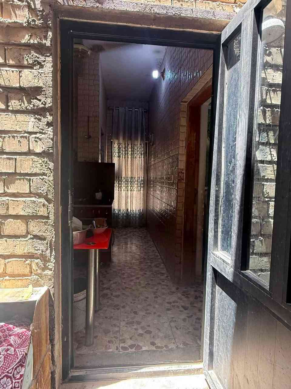 السلام عليكم بيت للبيع
المساحة 200 متر طابو ملك صرف
بناء 90عينات وبحاله جيد جدآ من
حيث الارضياج وداخل البيت 
يتكون من غرفة نوم
استقبال وهول وحمام  
يعني قاط واحد مع ملحق
من ضمن البيت 🏠 
العنوان ابودشير شارع الصيرفة (3000)
رقم الاتصال ***********
