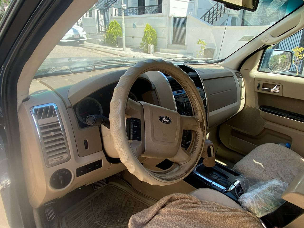 به ناوى خودا
فورد اسكيب  ٢٠١٠  لميتد 
فول به س سلايت نيه 
ناو زه رد
٦ بستن  تاك اكسل
٤ بارجه ى بوياخه 
ناوى كرتوه لاى سه كن
كيرو مه كينه به شه رت ته بريد به شه رت
سه نه ويو ره قه م تازه ته حويلو به ناو كردن به شه رت
شوين/سليمانى
نرخ/٧٤ كه لاو مه جال
ت/***********
