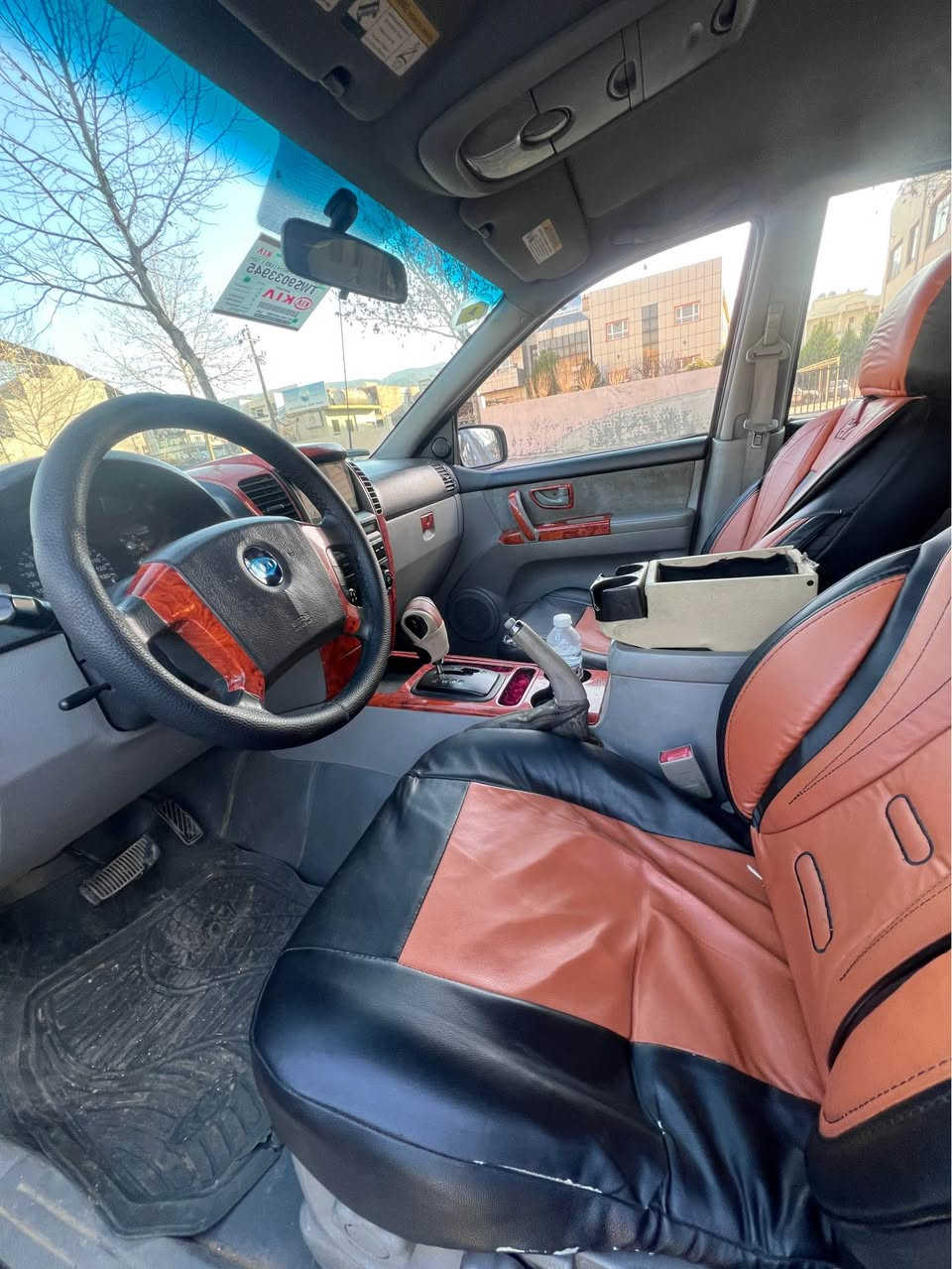 كيا سورينتو موديل ٢٠٠٦ محرك ٣،٥ 
كير ومحرك وتبريد بشرط 
تحويل وكاله بشرط 
بدون دعم و بدون ضربه فقط 
نص باب سايق صبغ بدون دواخل
يعني نص قطعه صبغ 
سياره على وضع شريكه احل من ص
سياره مكانها دهوك 
سياره دبل اكسل و كير توماتيك 
وشاشه وكاميره اكو هويه مواصفات اخرى
سعرها ٨٨ ورقه 
*********** بيها واتس دهوك, العراق
