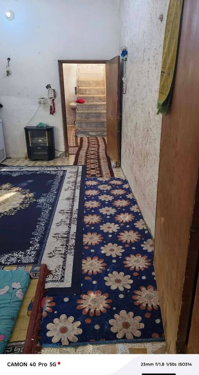 السلام عليكم بيت للبيع مساحة ٢٤٠ م طابقين الثاني بدون سقف يحتوي علي استقبال وهول ومطبخ وغرفتين نوم والطابق الثاني نفس الاول كاطون الرحمه منطقة ٤٠٠٠ قريب على مدرسة الاوزعي شارع ١٠ م نافذ علماً البيت مطلوب عقاري ٣٠ مليون وسعره مناسب جداً ***********
