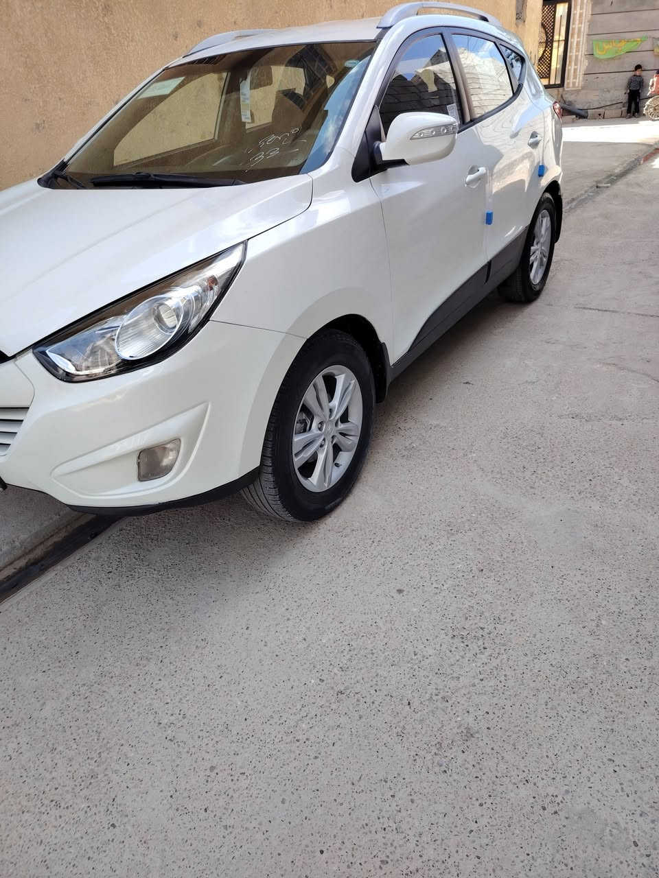 توسان موديل 2011 خليجي بيها جاملغ خلفي صبغ سياره مكينه كير محرك  صدر تبريد كوله جاهز سياره رقم شمالي باسمنا تحويل ثاني يوم السعر ب 128 وبيها مجال  العنوان ديالى بعقوبه للاتصال ***********
