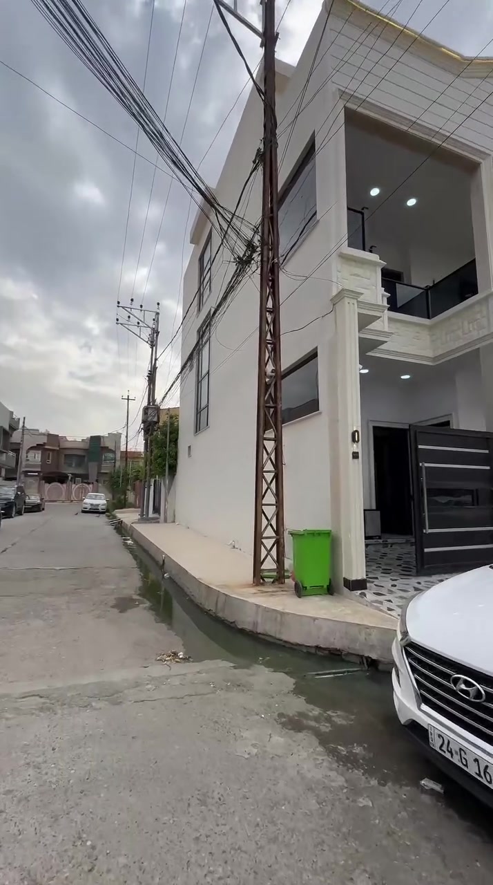 بيت ركن للبيع vip 
في حي الرفاق قرب بارك المثنى وقرب جامع الروضه المحمديه 
مساحة 100 متر ركن مربع طابقين 

يحتوي الطابق الارضي على استقبال وهول ومطبخ وصحيات 

والطابق الثاني 3 غرف نوم وبيتونا ومخزن 
بناء 2025
سند طابو ملك صرف 
***********
***********
مكتب اوتار للعقار سايدين حي السماح الاركان مقابل مرطبات دبي
