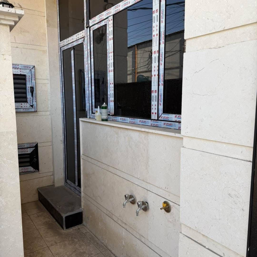 #علي_يوسف_للاستثمار_العقاري

للبيع في السيدية ( حصرا لدى مكتب علي يوسف )

   بناء درجه اولى 

مساحة : 50 متر واجهة 7.5 متر 
موقع الدار مثلث الذهبي قرب شارع الخيزران 

عرض الشارع 12 متر البيت فول درجة اولى زيرو بناء 2026 

محتويات الدار :

 طابق لارضي :مدخلين مدخل مطبخ ومدخل استقبال ضيوف وخدمات

طابق الثاني :عدد غرف النوم 2 وحده من الغرف ماستر
 
طابق الثالث: غرفه نوم ماستر 

إذا كنت تبحث عن فرص استثمارية عقارية في السيدية، يفضل عليك التواصل مع مكتب علي يوسف للاستثمار العقاري للحصول على المزيد من المعلومات والاستشارة.

📞 للاستفسار:  

***********  
***********  
***********  

📍 أو زورونا في مكتب علي يوسف للاستثمار العقاري  
السيدية – شارع الخيزران – مقابل ماكسي مول – مجاور نيكست لايت.
