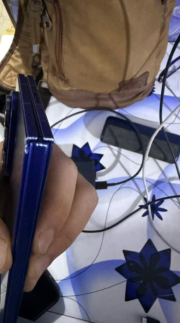 السلام عليكم Zfold7 ذاكرة 512 الجهاز بي شخوط كما موضح بالصور السعر 1600 مليون وستمية وبي مجال مكاني بغداد للتواصل خاص او ***********
