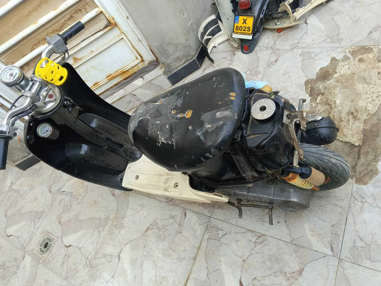 السلام عليكم مصريه نثيه للبيع دراجه شغاله عداد كابريتر اصليه تفصيخ صلنصه جديده كفراتهه كامله بس مشادهن موضحات بالصور نقصهه فقط جاملغ امامي وعندي القايش جبير عوزهه قايش مالتهه لان 45 وتقفل وشلعه مو هذيج الشلعه القويه بسبب القايش السعر 150 وبيهه مجال بسيط ابيع كوم حديد مكاني كوت داموك رقم المبايل ***********
