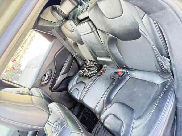 جيب بزون ٢٠١٩ حادث موضح بالصوره وبيها قطعتين بلعراق سنويه منتهيه سياره مشروع وطني السعر ١٣٠ ورقه *********** عمارة
