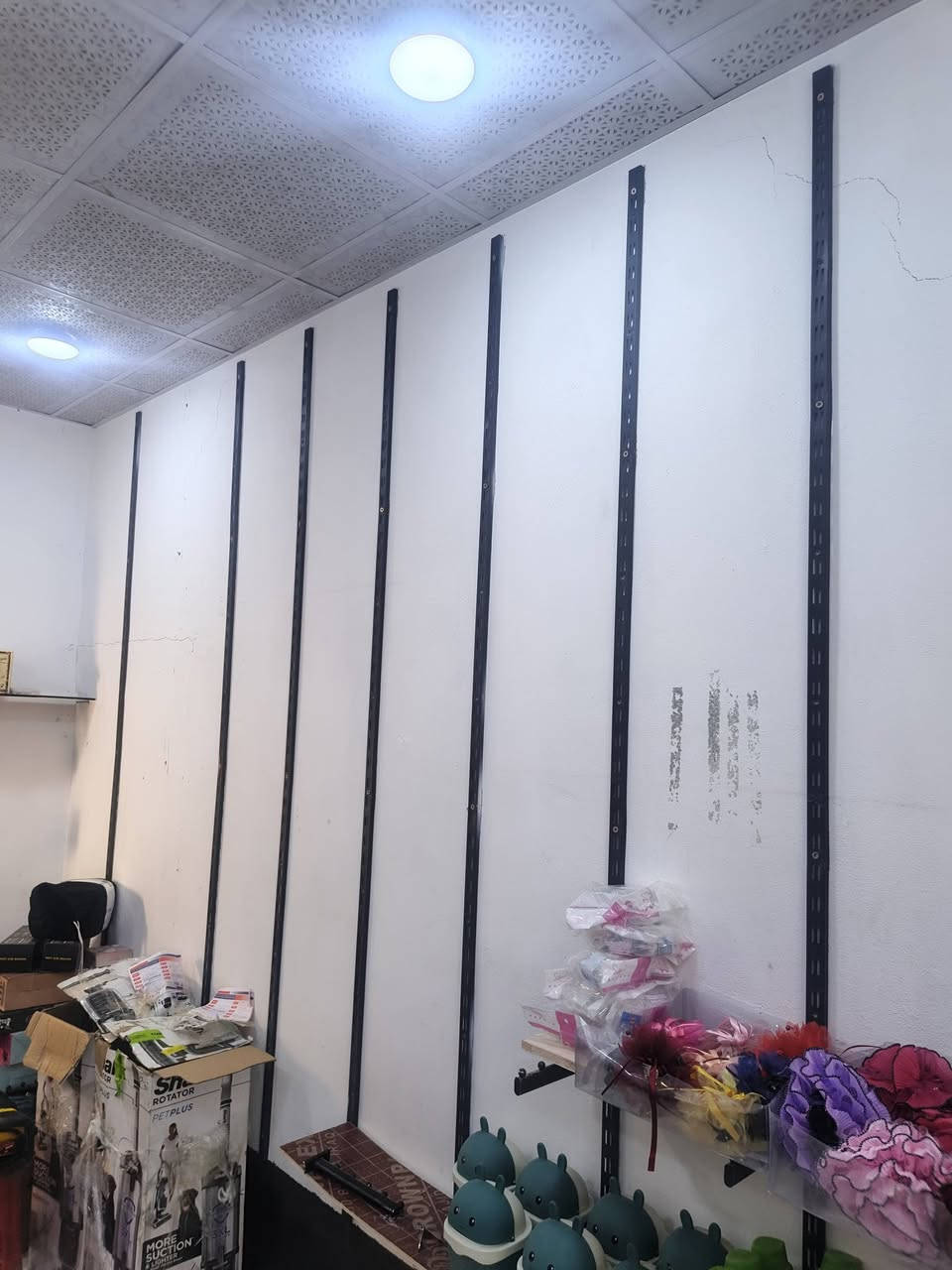 السلام عليكم ذراع مال ملابس مساطر حامل رفوف الاعداد المساطر  ما يقارب ال 50 قطعه الذراع الاسود ما يقارب تقريبا ١٥٠ حامل الرفوف ٥٠ قطعه الجنكال عدد ٥٠ او اكثر تعزيله محل مال ملابس نسبه نظافتهم 80% عنواني البصره قضاء الفاو اللي يريدهن يراسلني على الرقم مالتي ***********
