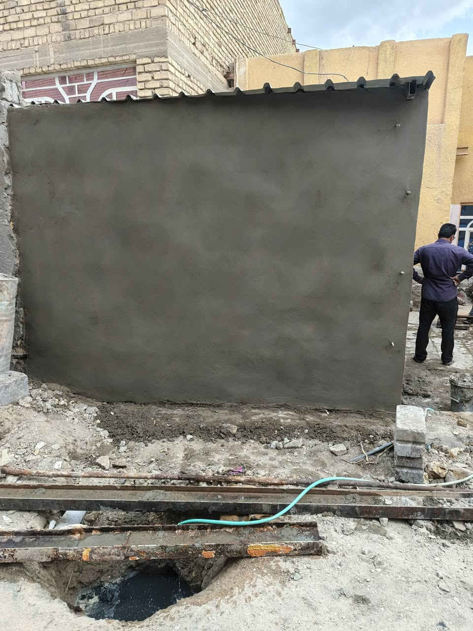 السلام عليكم
خلفه متفرغ اسمنت وجص وبورك
***********
