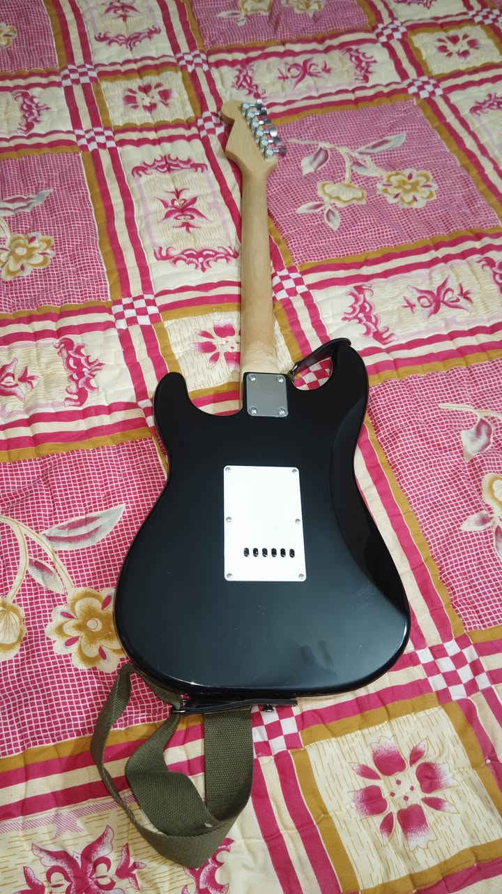 السلام عليكم

غراض للبيع:

كيتار Yamaha F310 ب90 الف

كيتار Samick S-Style SVE-130 ب150 الف

مكاني بغداد الكرخ

رقمي ***********
