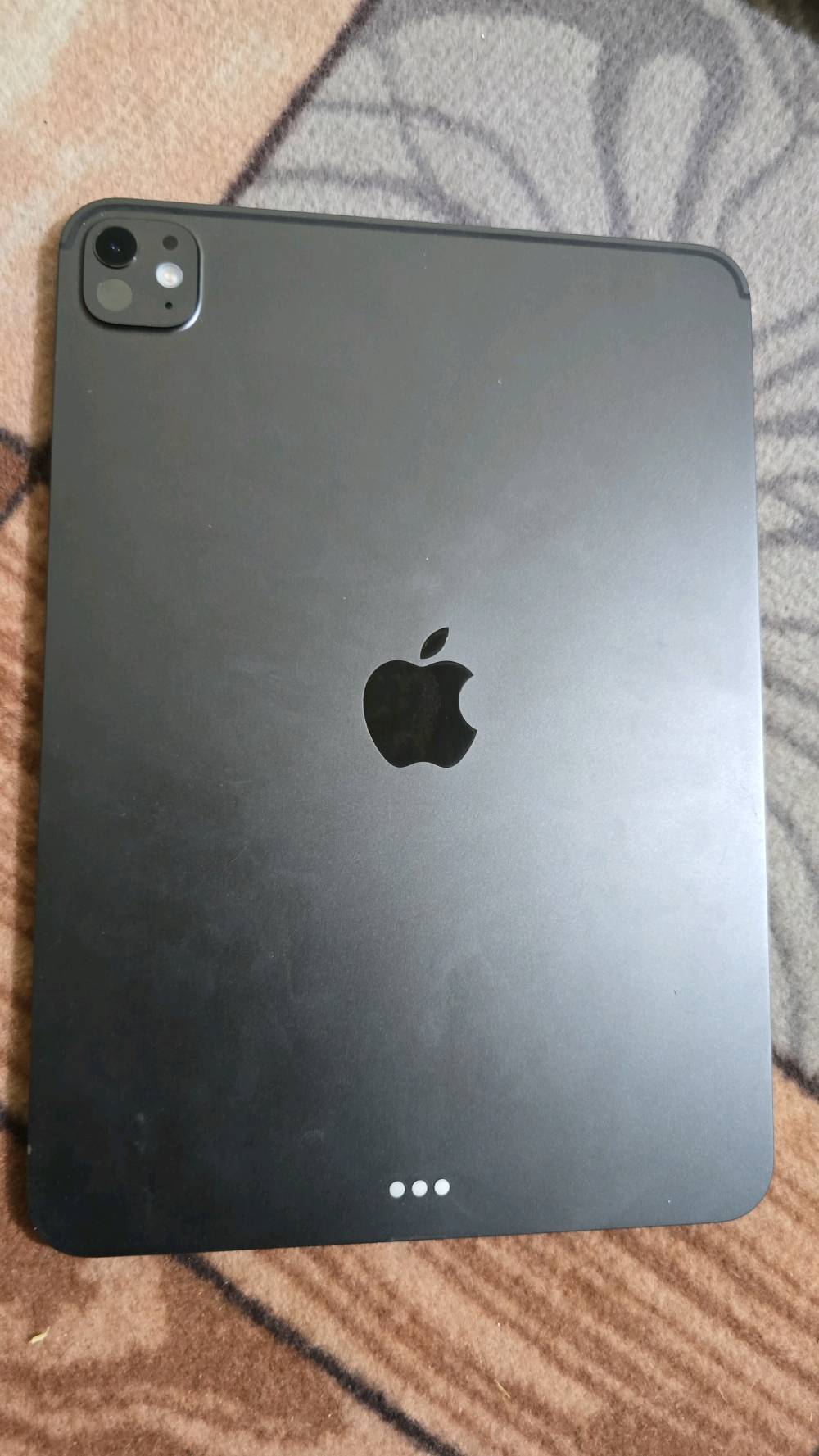 ايباد11 برو M5 بعده بلكارتون وكامل ملحقات نضافه 100 وبطاريه 100 ستخدام سبوع 