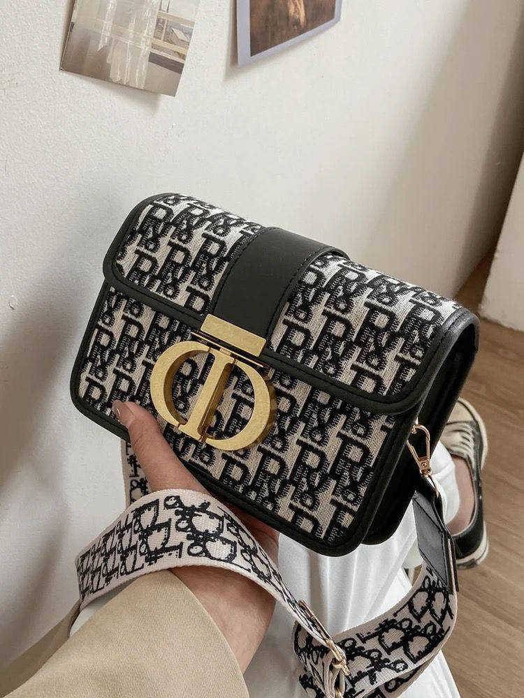 لكل البنات اللي يحبو التميز جنطه ناعمة ومرتبه❤️🔥


**إذا كنت صاحب هذا الإعلان وتريد حذفه لأي سبب، رجاءا أرسل رسالة إلى الدعم الفني**