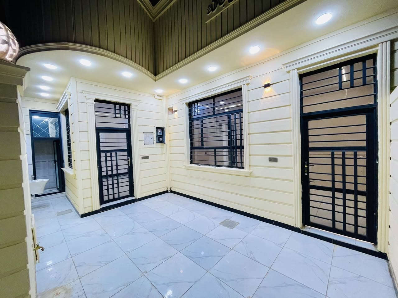 بسم الله الرحمن الرحيم 
على بركة الله 
 
مشتملات عدد 2 طابو صرف المساحه الكليه 300م وكل مشتمل 150 م واجه 10م ركن على شارعين في حي الحريه الاول 

يحتوي كل مشتمل على مطبخ +استقبال +صاله +2 غرف نوم + صحيات داخليه و خارجيه عمل درجه اولى مودرن مع ديكورات  داخليه جبسن بورد مع لدات وديكورات خارجيه  فوم مع النقشات . 

الاتصال والاستفسار
***********
***********
#مكتب_انوارالمنتظر_للعقار
الزبيديه شارع الكراج عماره سيد هاشم تركي
