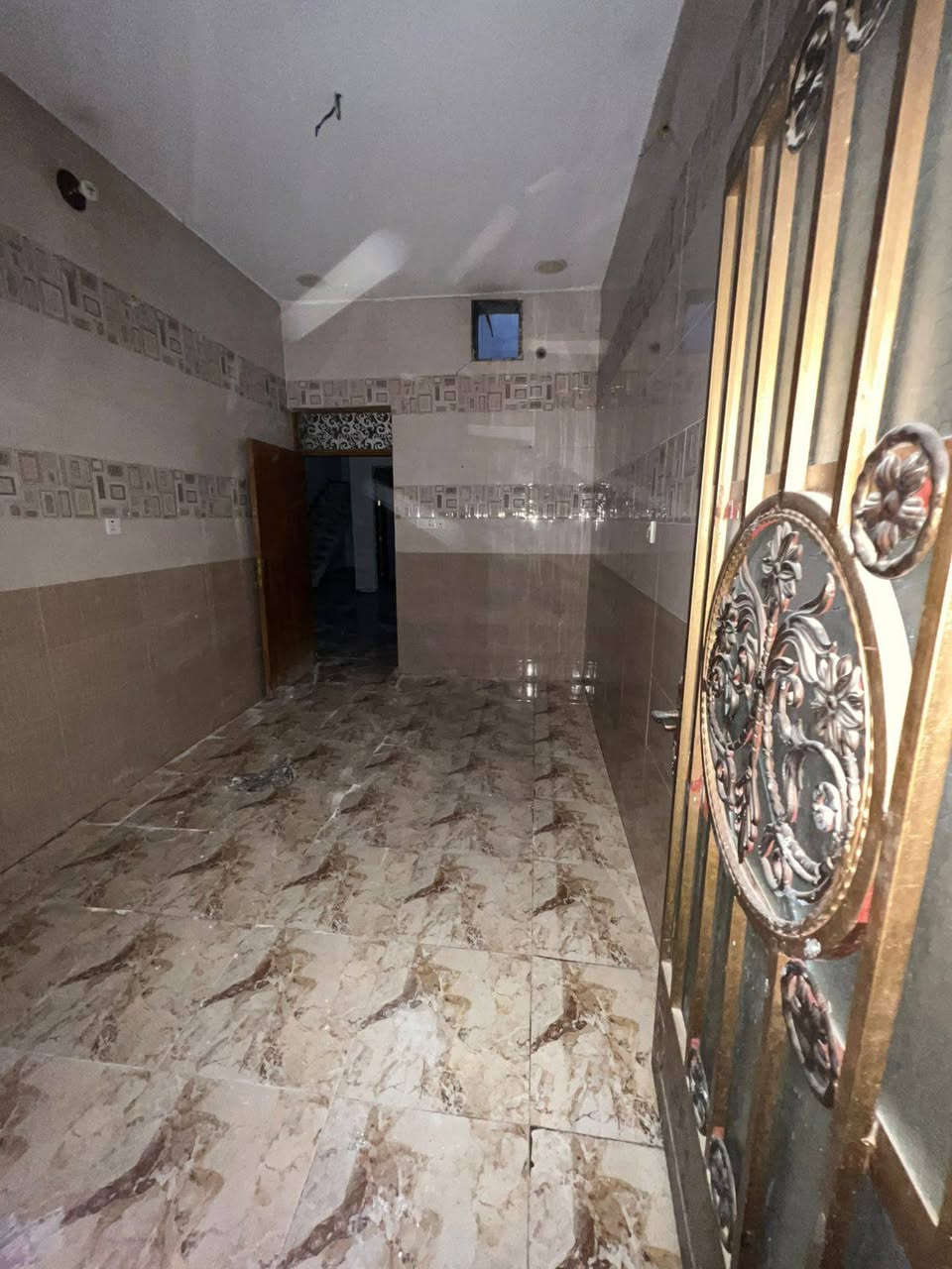 🌃 اللهم صل على محمد وال محمد 🌃
      🏫   🏫   🏫   🏫   🏫   🏫
              ⚜️ #بيت_للبيع ⚜️ 

☣️في الفلوجة حي الشهداء 
☣️ منطقه المرسلين 
☣️ خلف جامع المرسلين 

⚜️المساحة : 125م 
⚜️الواجهة : 6.25م
⚜️النزال : 20م

طابق واحد غرفه نوم وحده حمامين وصاله واستقبال ومطبخ 
خدمات كامله 

 ⚠️ الشارع 🚸 : 8م  مُبلط 
⭕ السعر :  80 وقابل للتفاوض
🧰⚖️ نوع الملك 🧰⚖️ : طابو صرف سند 
للاستفسار : مراجعة 
🥇#مكتب_الاقصى_للعقار 🥇
 للاتصال : *********** 📞☎️
واتساب : *********** 📞☎️
⭕التسلسل: 133
#عقارات_الفلوجة #عقار_للبيع #عقارات_الانبار #عقارات_العراق  #العقار #عقار
#العقار_للبيع #للبيع #بيع #بيت #بيوت #قطعة #قطع
#ارض #اراضي
#عقارات #عقارات_الاقصى
