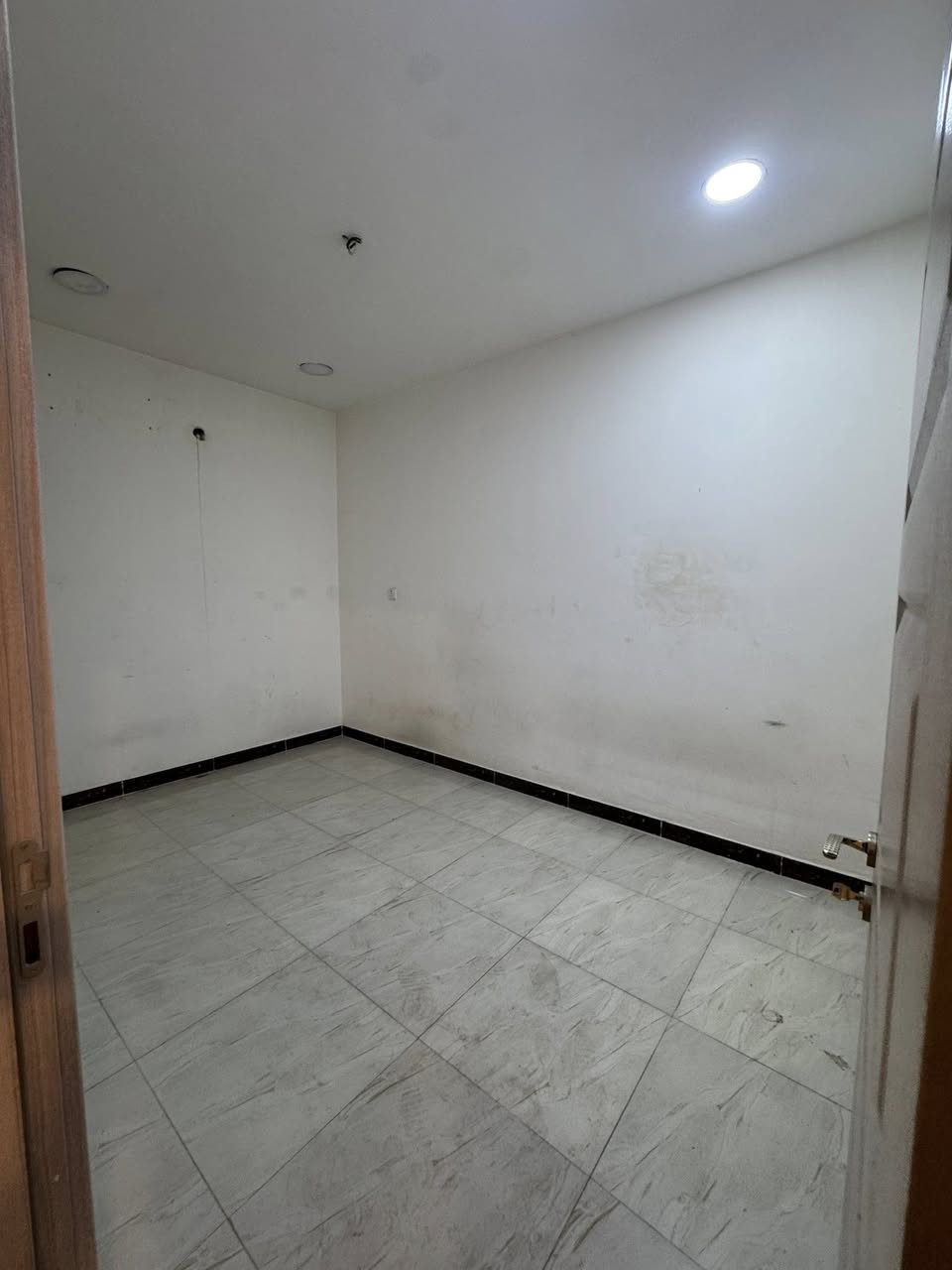 شقة للايجار
طابق اول 
الموقع 📍الاعضمية  شارع 20 شارع معزول📍
المساحة 85 متر
غرفتين نوم وصالة ومطبخ وحمام معزولات 
سكن عوائل فقط 
500 الف ايجارها 

*********** 📞
