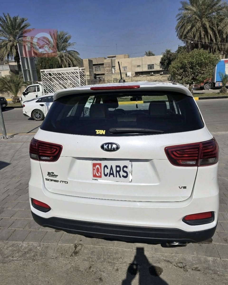 السلام عليكم
سورنتو موديل 2019 وارد امريكي 
٧ راكب 
٦ سلندر محرك 3.3
اللون ابيض صدفي
 رادارات جانبية 
تحكمات ستيرن 
٣ وضعيات قيادة 
دفع رباعي 
 كشنات مدوشمة جلد  
شاشة كبيرة
ضررها جاملغ  الأيمن بامريكا 
وبيها باب خلف السائق مبدل 
خمس قطع صبغ
 تكم وجاملغات خلفية وقمارة مكفولة 
 كير و محرك  وحداديه ممتازة 
السيارة ماشية ١١٢ الف ميل 
رقم بغداد وباسمي 
السعر 185 قفل
رقم الهاتف 
***********
ابو زيد
