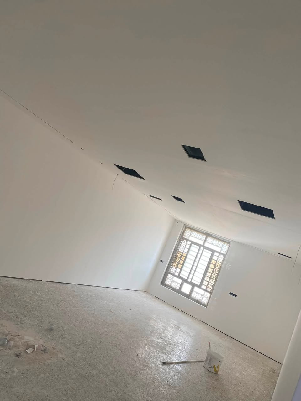 السلام عليكم يوجد صباغ متفرغ للعمل شغلي صبغ طلس مانع رطوبة ورق جدران بديل الخشب بديل الرخام سحبات شغلي يومية او قطعي ***********
