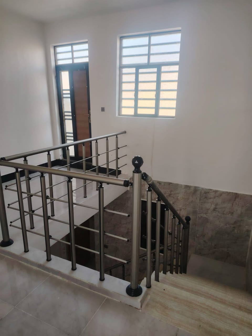 بيت للبيع حي العسكري منطقه 3000 المساحه 100 متر جديد طابق ونص يحتوي على غرفتين وصاله  واستقبال الاتصال على الرقم الآتي *********** السعر 135 بي مجال ويباع على المبادرة
