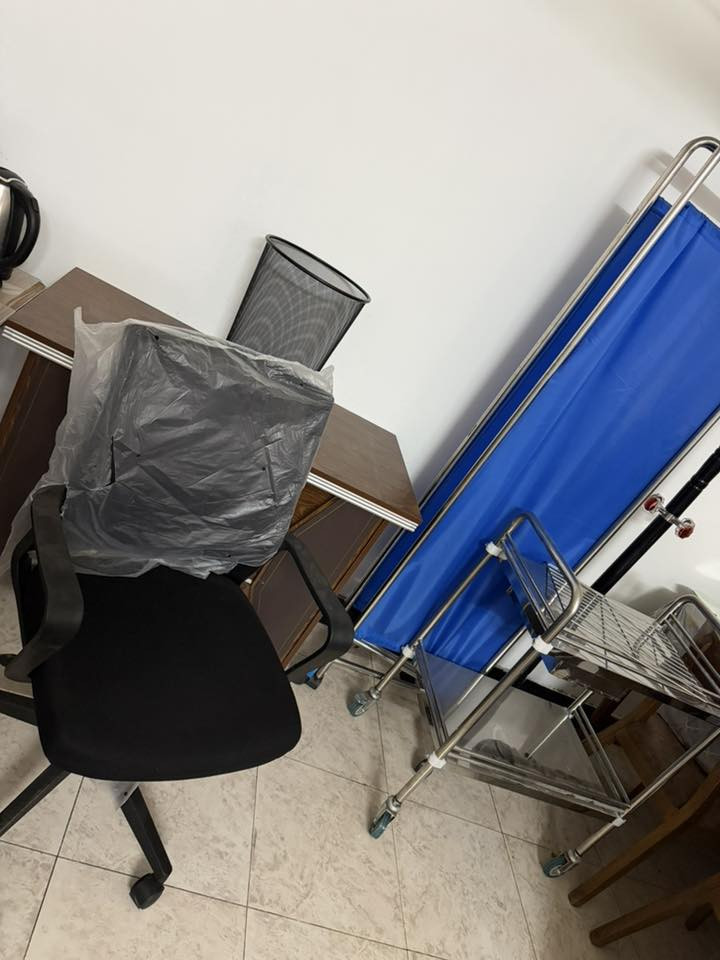 السلام عليكم
يتوفر اثاث عياده طبيه كامل. يحتوي على 
سديه طبيه /بارافان /ميز مكتبي / ترولي /كرسي متحرك /سله / تعلاكة ملابس /كراسي عدد 4

علما ان الأثاث غير مستخدم 

للتواصل.  
واتساب ***********
