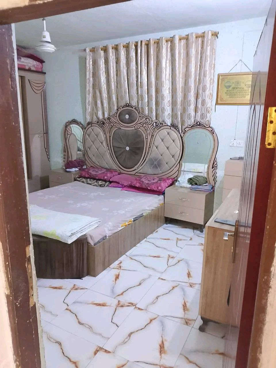 دار للبيع المساحه 100 متر مربع
يحتوي على غرفه وصاله وستقبال ومطبخ وصحياة وحمام العنوان حي العسكري الثالث شارع 30 مرجعة مكتب الكعبي للعقار *********** وتساب اتصال
